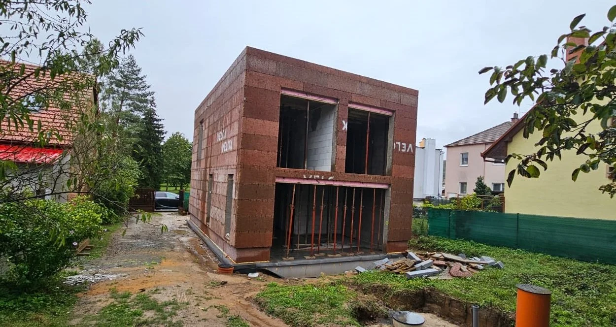 Rozestavěná hrubá stavba domu MAPLE 20 ze štěpkocementových panelů VELOX