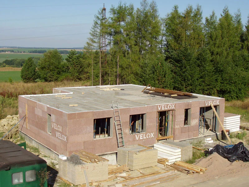 Rozestavěný bungalov s položenými stropními panely a opřeným žebříkem, 10. den