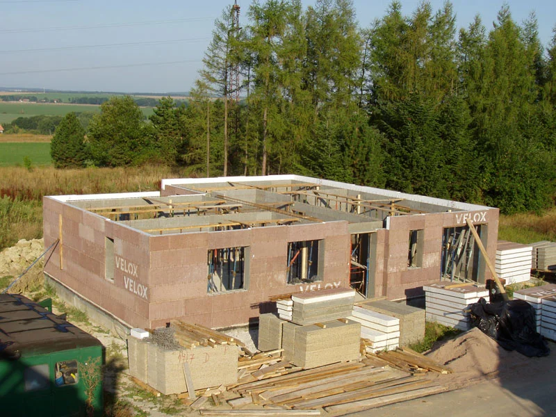 Devátý den montáže – hotové obvodové stěny prvního podlaží z panelů VELOX