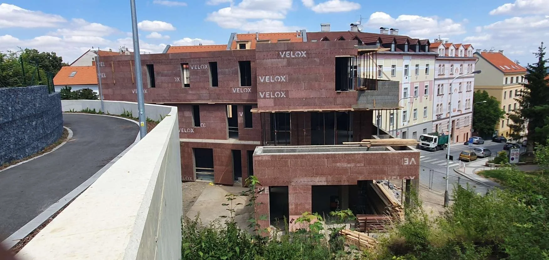 Pohled na dokončenou hrubou stavbu domu v centru Prahy