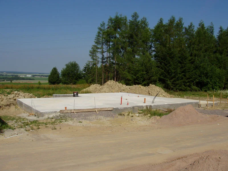Hotová betonová základová deska s vyvedenými rozvody před montáží