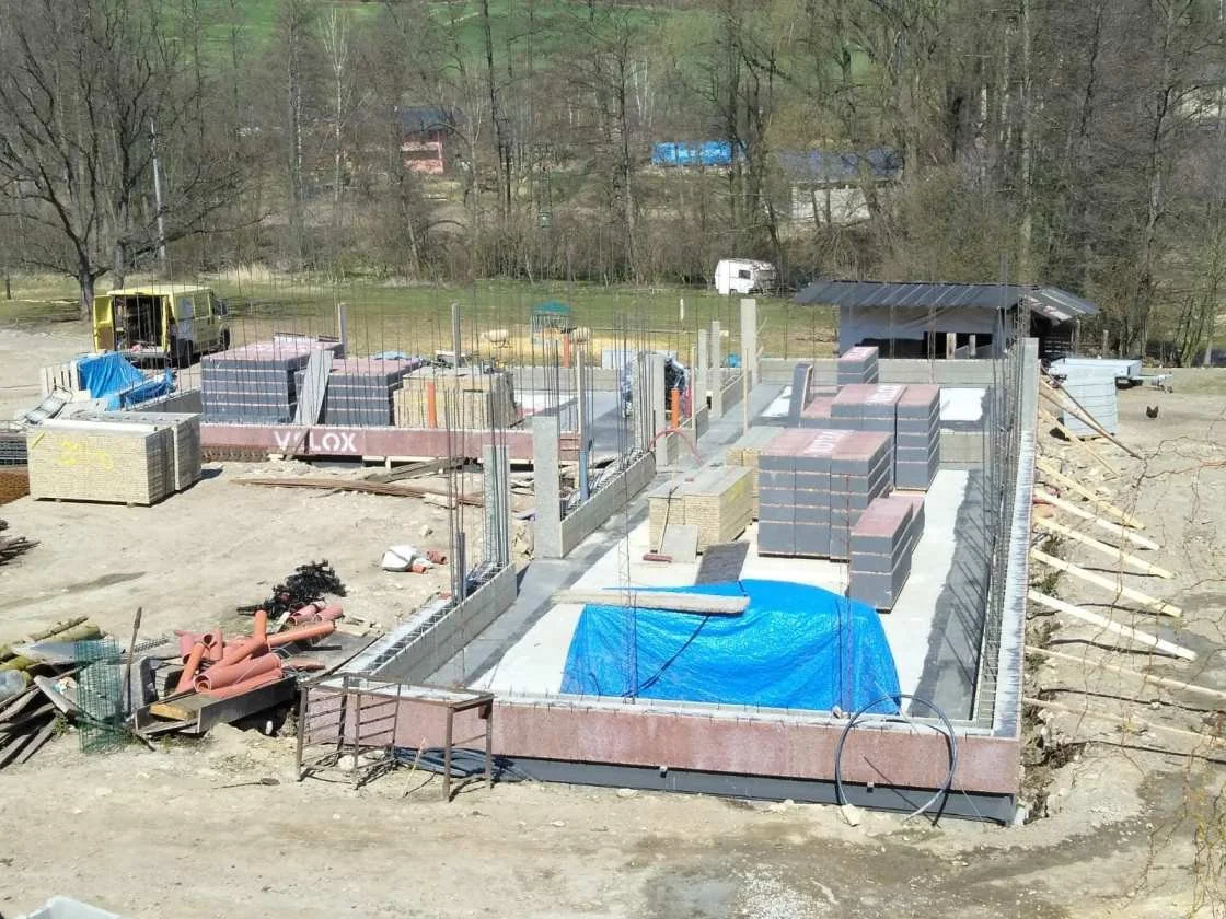 Pohled na rozestavěný dům ve fázi položených základů