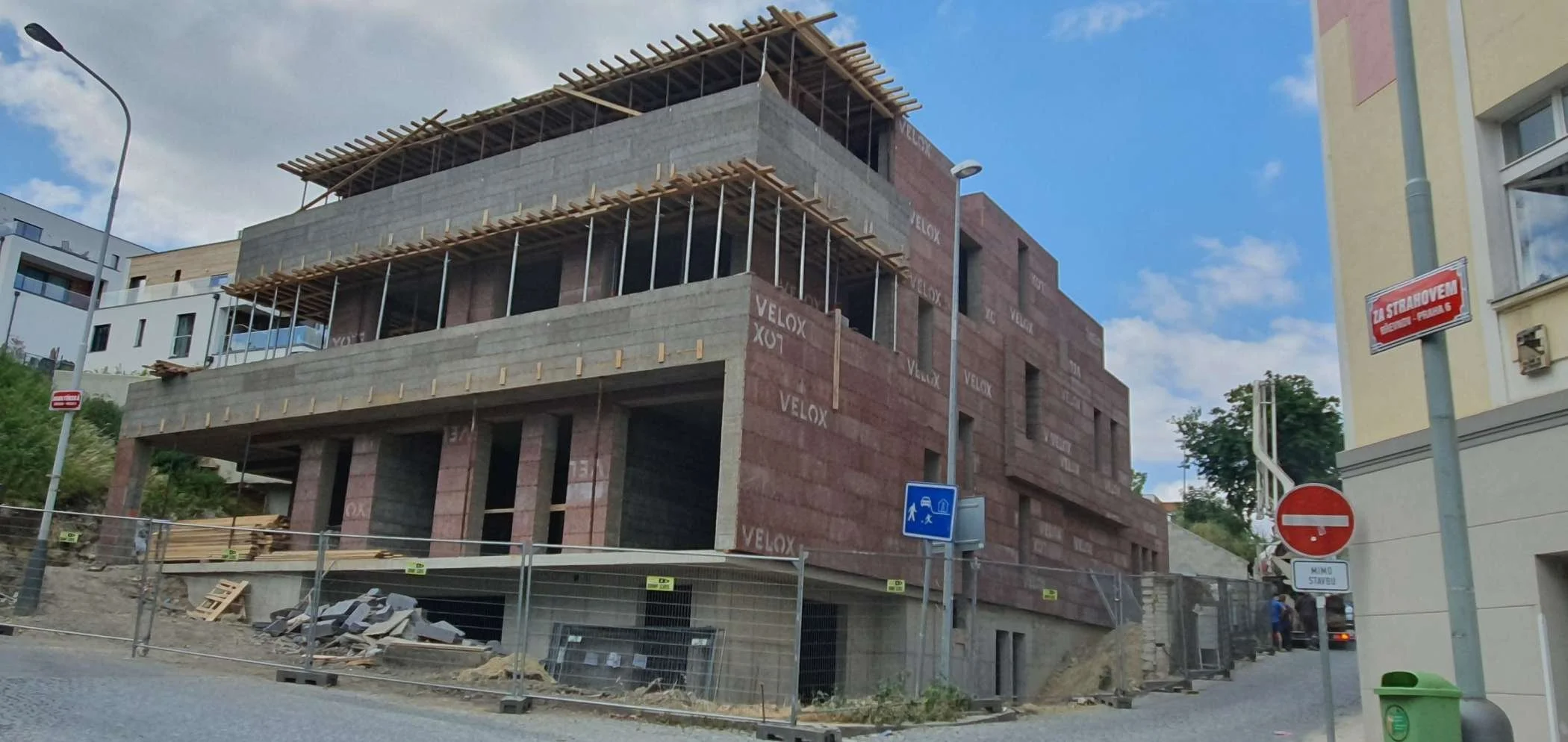 Pohled na rozestavěnou stavbu v Praze
