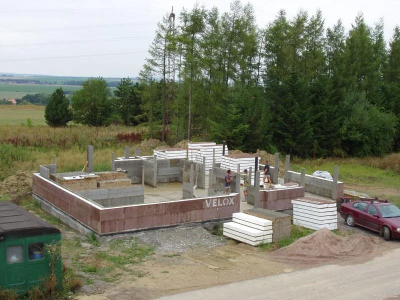 Hrubá stavba patrového rodinného domu ze systému Velox, 4. den výstavby.
