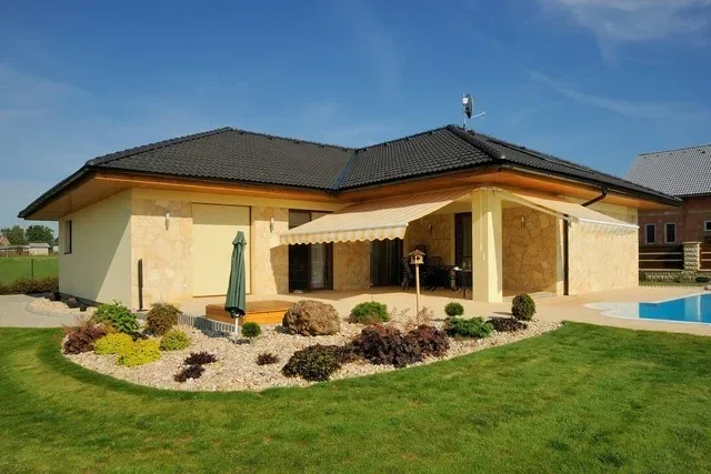 Bungalov IRIDA s valbovou střechou, krytou terasou a bazénem u zahrady