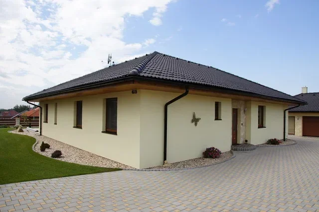 Vstupní strana domu IRIDA se zámkovou dlažbou a přilehlou garáží