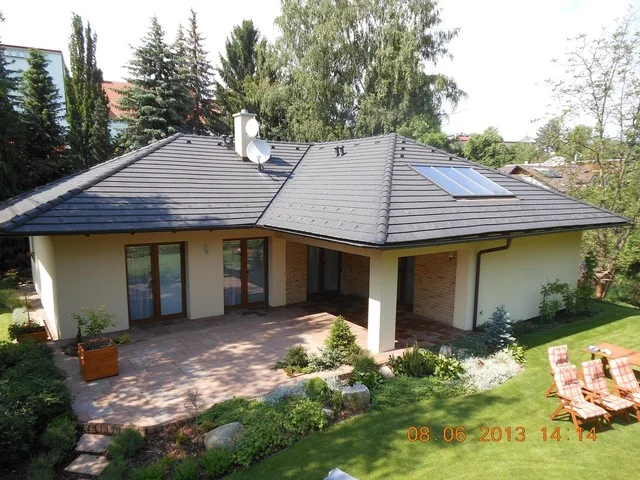 Bungalov IRIDA s valbovou střechou, solárními panely a terasou