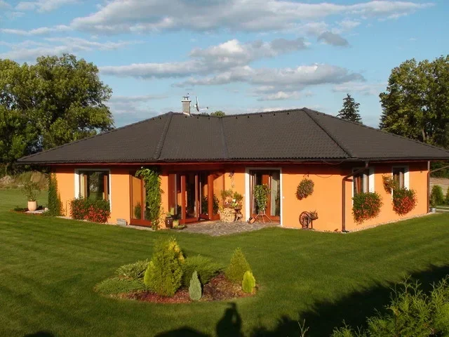 Rodinný dům IRIS ve večerním slunci, prosklená zahradní strana