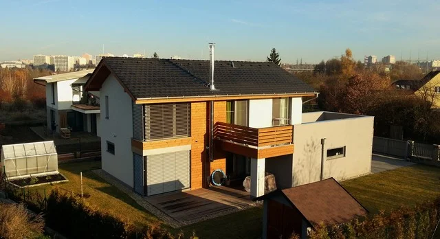 Pasivní dům LIME 20 z výšky, dřevěný obklad a balkon nad vstupem