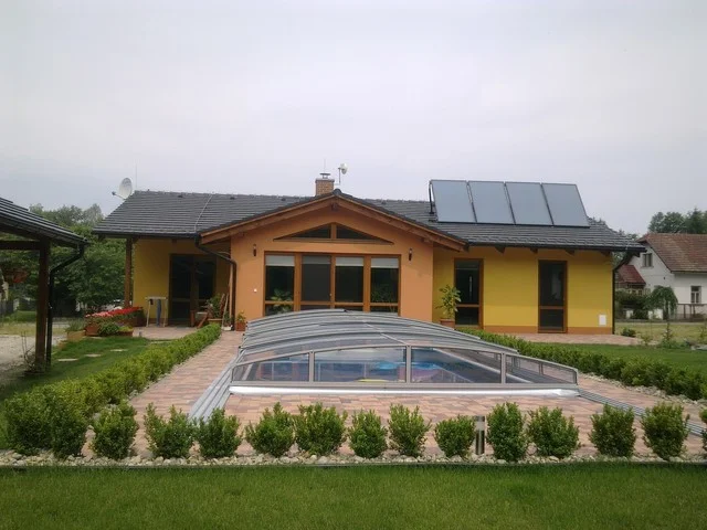 MINERVA II se zastřešeným bazénem a živým plotem před terasou