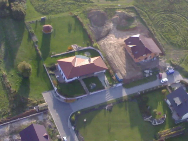 Letecký pohled na bungalov Niké s valbovou střechou a zahradou
