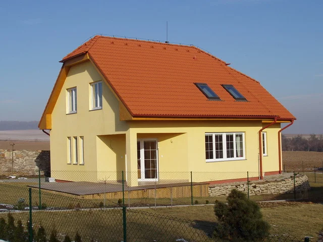 Rodinný dům VENUS se žlutou fasádou a cihlově oranžovou střechou