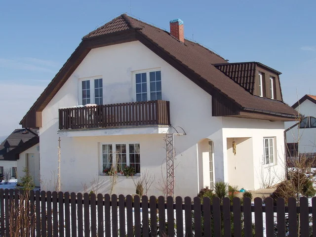 Rodinný dům VENUS s dřevěným balkonem ve štítu a vikýřem