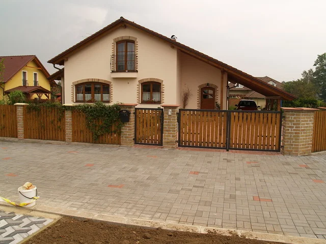 Realizovaný dům VERONIKA s cihlovými šambránami a bránou z dřevěných latí