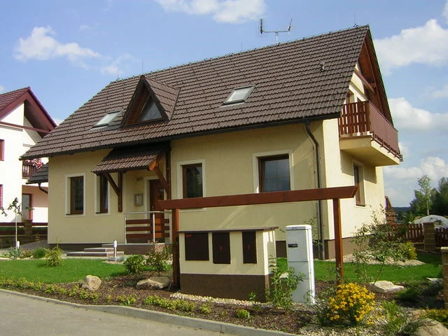 Dům APOLLON s balkonem v podkroví a vstupním schodištěm od ulice