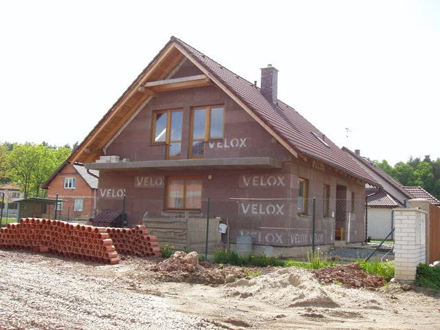 Rozestavěný dům APOLLON s hotovou střechou a neomítnutými stěnami VELOX