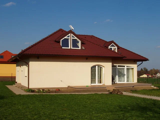 Realizovaný dům ATHENA – zahradní strana s prosklenou stěnou a novým trávníkem