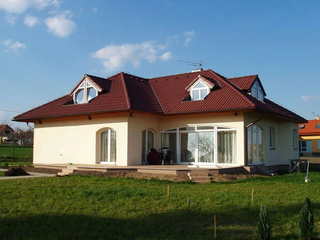 Realizovaný dům ATHENA – terasa s klenutými okny a zakládaná zahrada