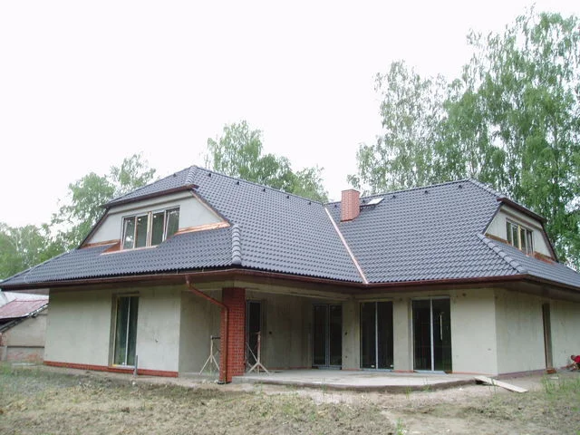 Rozestavěný dům FORTUNA s dokončenou střechou a nedokončenou fasádou