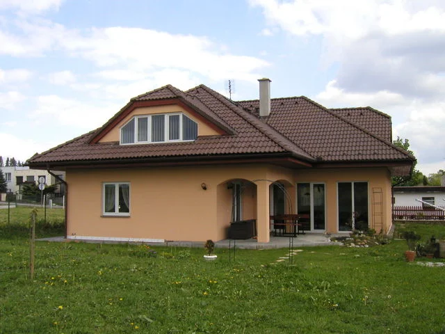 Zahradní strana domu FORTUNA s meruňkovou fasádou a terasou s arkádou