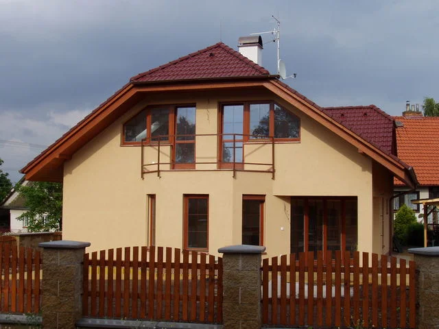Detail štítové strany realizovaného domu HERA s balkonem a velkými okny
