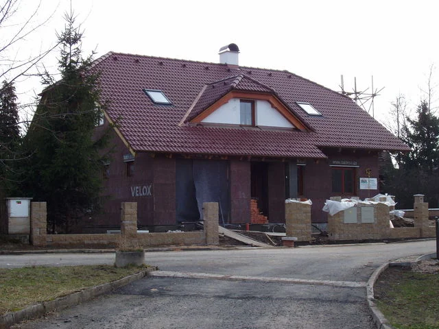Hrubá stavba domu HERA z desek VELOX s dokončenou krytinou a vikýřem