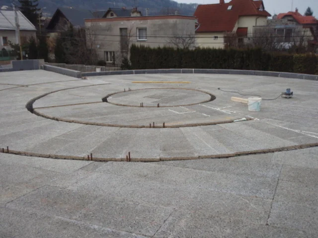 8. března 2012 - desky jsou položeny a začne ukládka stropní armatury...	