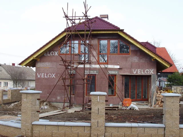 Rozestavěný dům HERA ze stavebnicového systému VELOX s lešením ve štítu