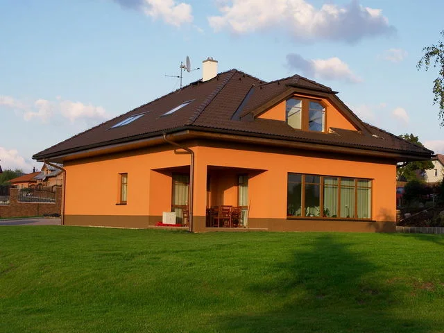 Dům Charis v podvečerním světle, prosklená zahradní strana s krytým sezením