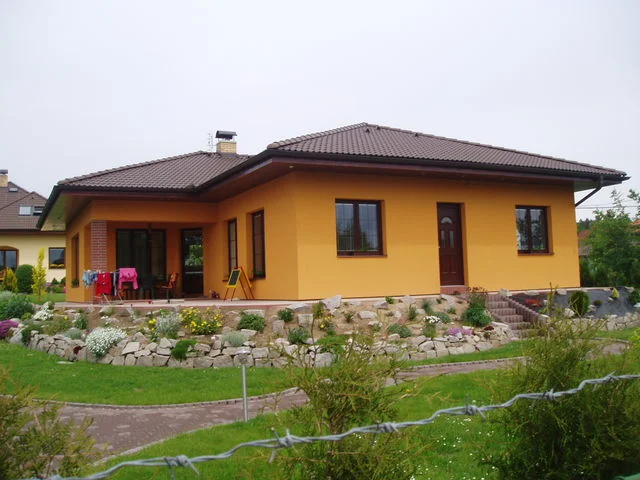 Oranžový bungalov IRIS ze strany vstupu, terasa a rozkvetlá skalka