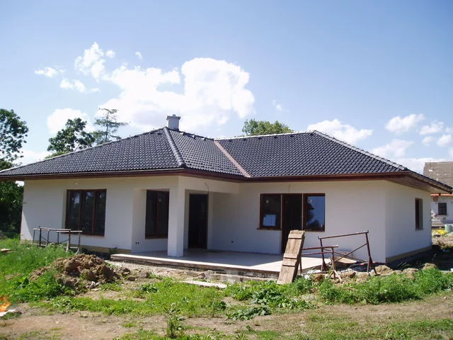 Bungalov IRIS v dokončovací fázi, hotová terasa a rozkopaný pozemek