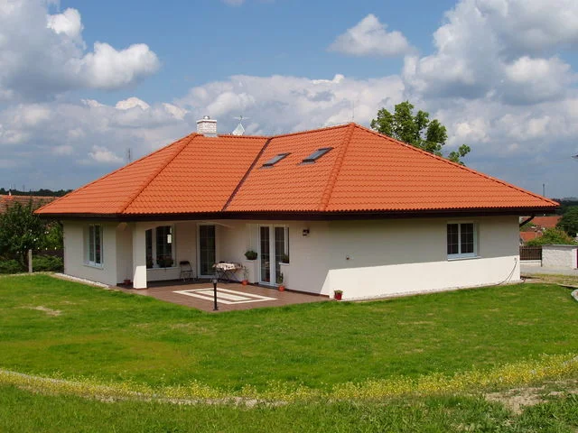 Bílý bungalov IRIS s cihlově červenou střechou a střešními okny