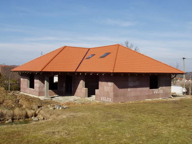 Stavba domu IRIS ze stavebnicových panelů VELOX s již položenou střechou