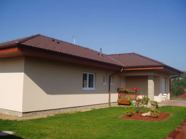 Boční stěna bungalovu IRIS s krytým vstupem a truhlíkem s květinami