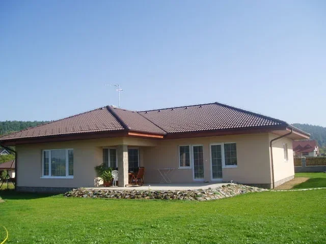Bungalov IRIS 1 s valbovou střechou a krytou terasou na travnaté zahradě
