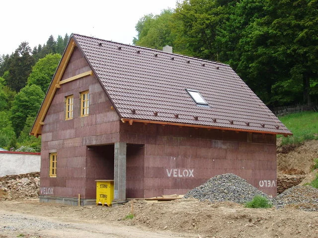 Rozestavěný dům Mini na lesnatém pozemku, hotová střecha a stěny VELOX