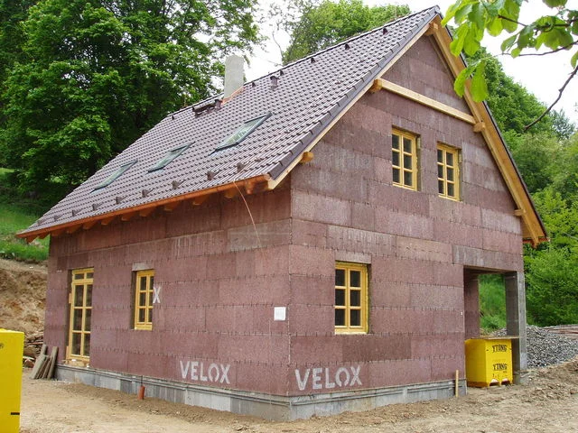 Hrubá stavba Mini z nároží, střešní okna a nezaomítané panely VELOX