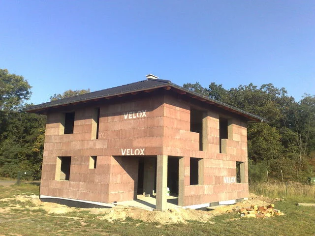 Stavba domu Prima ze systému VELOX, pohled na nároží s otvory pro okna