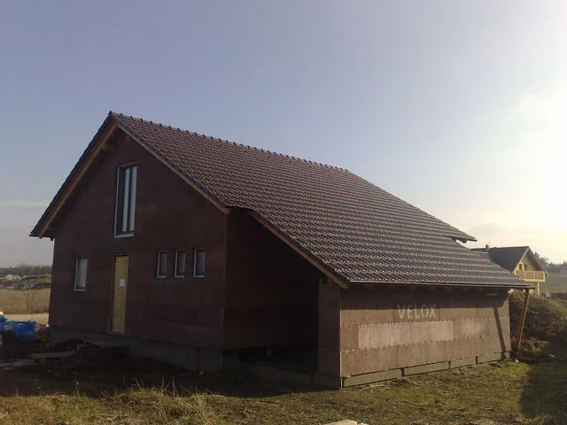Rozestavěný dům URAN ze systému VELOX s hotovou sedlovou střechou