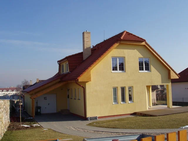 Žlutý dům VENUS s červenou střechou, garáží a zámkovou dlažbou