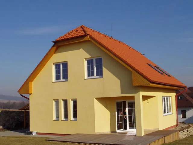 Žlutý dům VENUS s dřevěnou terasou a prosklenými dveřmi do zahrady