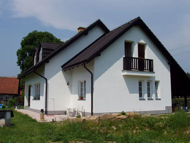 Dům VENUS s balkonem a vikýři, pohled od zahrady v letním dni