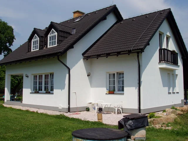 Dům VENUS se dvěma vikýři a balkonem, posezení před domem