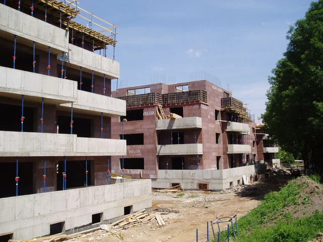 Výstavba bytových domů v Malešicích ze systému VELOX se stropními stojkami
