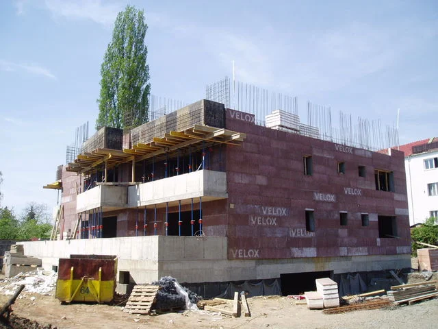 Stavba bytového domu VELOX s bedněním stropu nad druhým podlažím