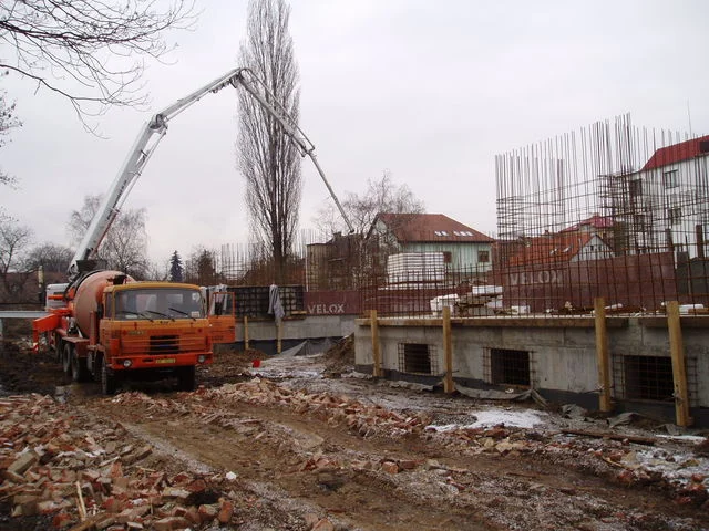 Betonáž suterénu bytového domu autodomíchávačem s čerpadlem v zimě
