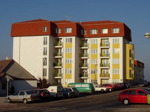 Bytový dům Větrník při pohledu z parkoviště s vikýři ve střeše