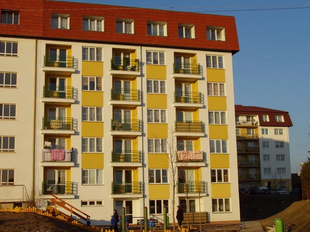 Detail lodžií a žlutých fasádních pásů bytového domu Větrník