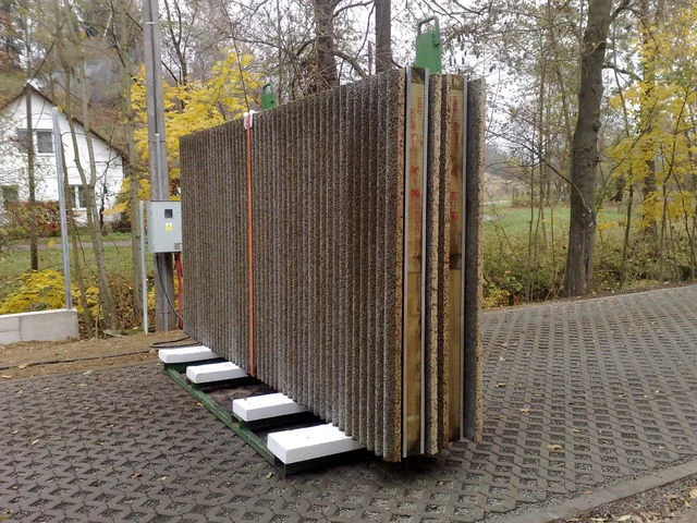Absorpční panely protihlukové stěny složené na paletě před montáží