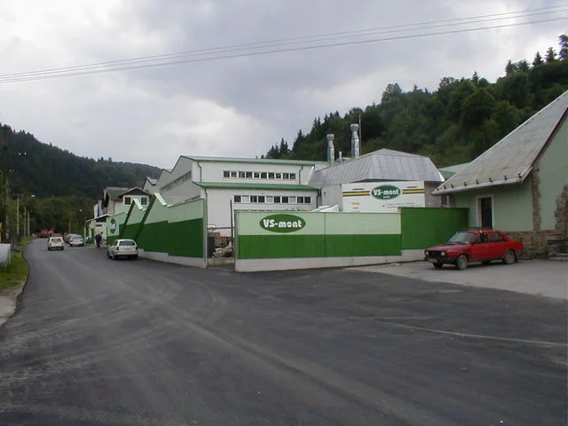 Zelená protihluková stěna u areálu VS-mont v horském údolí